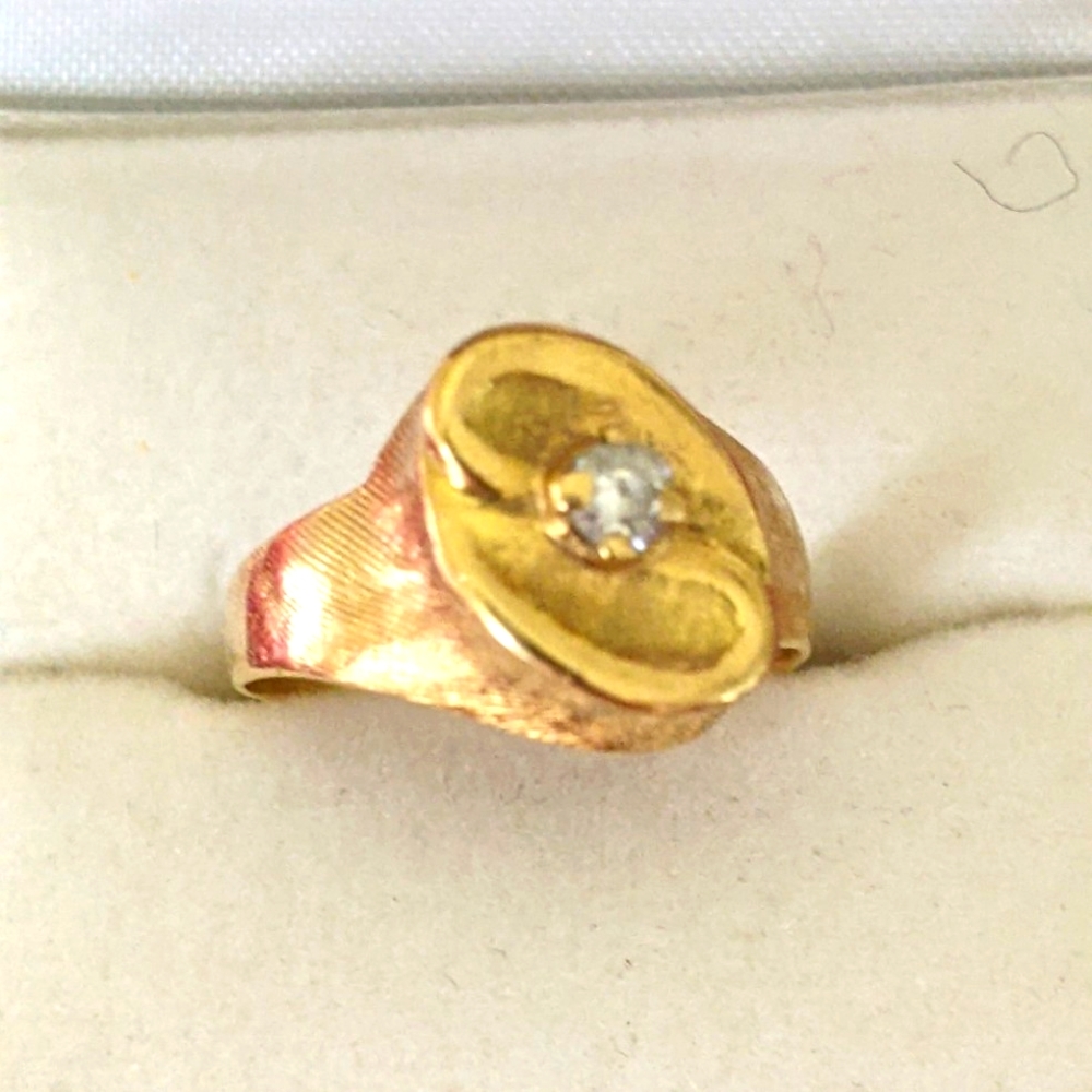 18K💛 GOLD ANTIQUE  RING WITH SOLITARY DIAMOND